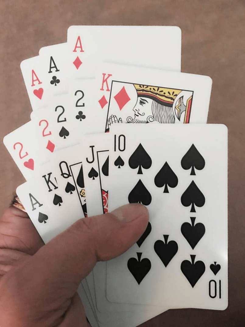Các lá bài được người chơi sử dụng trong tấn